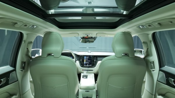 Esittelykuva Volvo XC60 kevythybridiautosta.