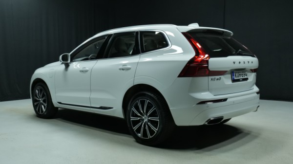 Esittelykuva Volvo XC60 kevythybridiautosta.