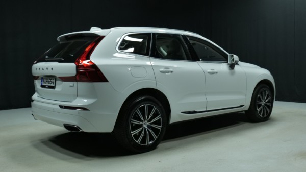 Esittelykuva Volvo XC60 kevythybridiautosta.