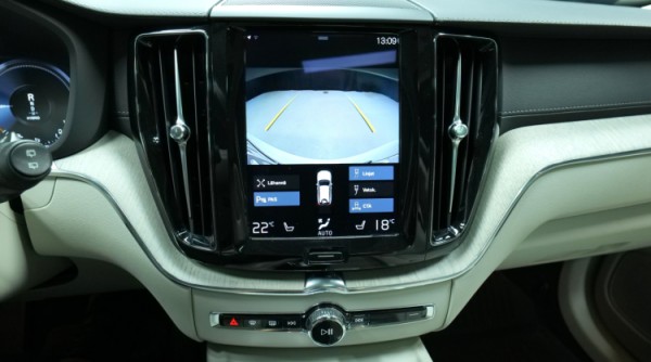 Esittelykuva Volvo XC60 kevythybridiautosta.