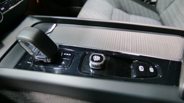 Esittelykuva Volvo V60 kevythybridiautosta.