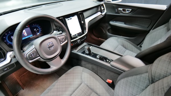 Esittelykuva Volvo V60 kevythybridiautosta.