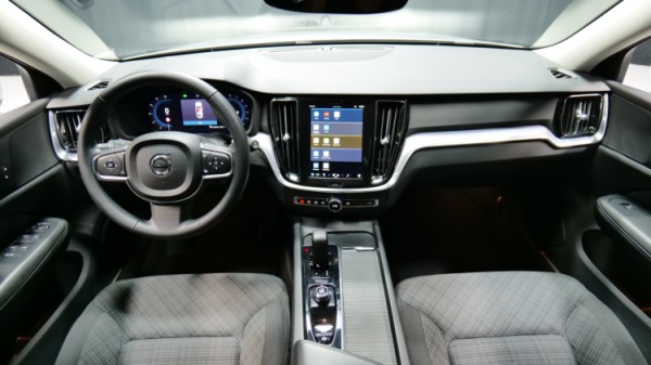 Esittelykuva Volvo V60 kevythybridiautosta.