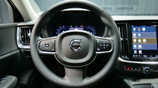 Esittelykuva Volvo V60 kevythybridiautosta.