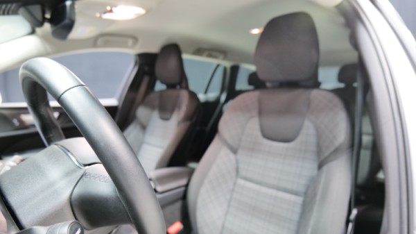 Esittelykuva Volvo V60 kevythybridiautosta.