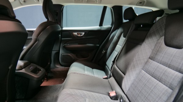 Esittelykuva Volvo V60 kevythybridiautosta.