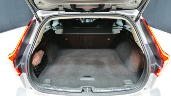 Esittelykuva Volvo V60 kevythybridiautosta.