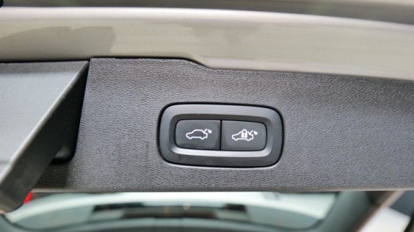 Esittelykuva Volvo V60 kevythybridiautosta.