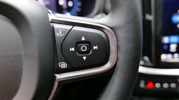 Esittelykuva Volvo V60 kevythybridiautosta.