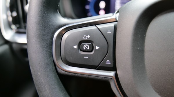 Esittelykuva Volvo V60 kevythybridiautosta.