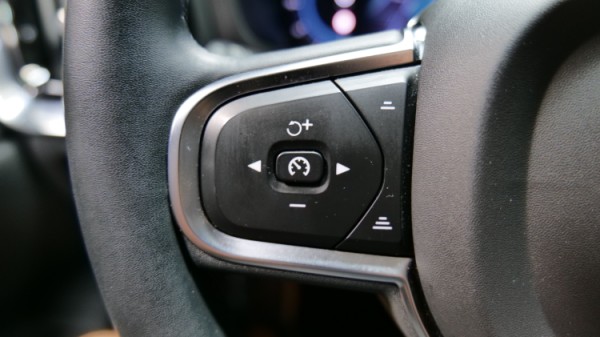 Esittelykuva Volvo V60 kevythybridiautosta.