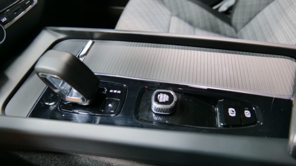 Esittelykuva Volvo V60 kevythybridiautosta.