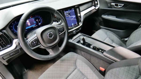 Esittelykuva Volvo V60 kevythybridiautosta.
