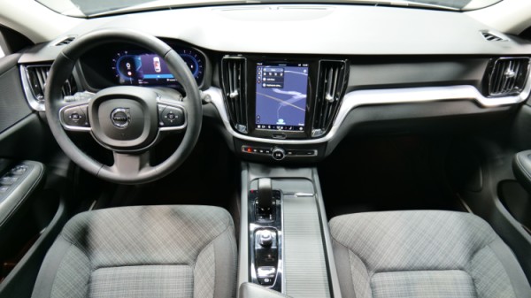 Esittelykuva Volvo V60 kevythybridiautosta.