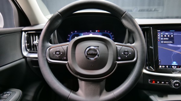 Esittelykuva Volvo V60 kevythybridiautosta.