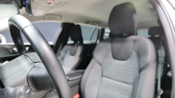 Esittelykuva Volvo V60 kevythybridiautosta.