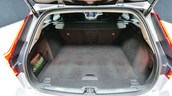Esittelykuva Volvo V60 kevythybridiautosta.