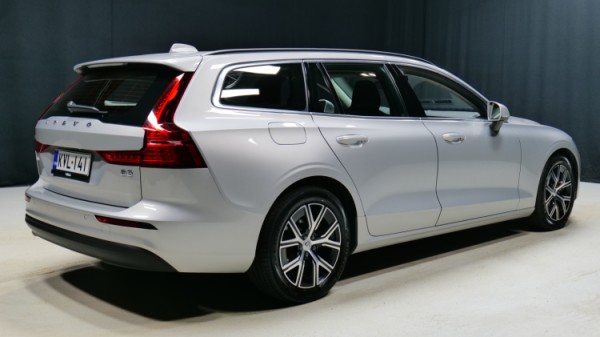 Esittelykuva Volvo V60 kevythybridiautosta.