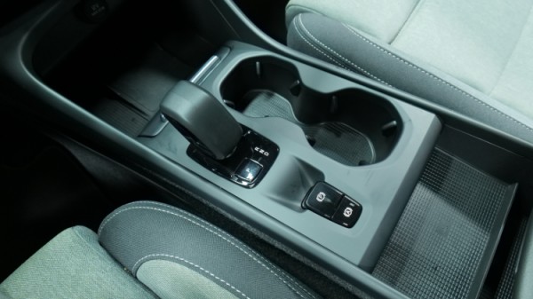 Esittelykuva Volvo XC40 kevythybridiautosta.