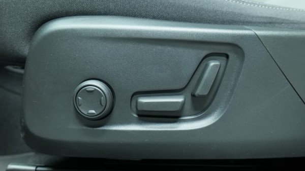 Esittelykuva Volvo XC40 kevythybridiautosta.