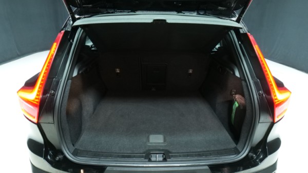 Esittelykuva Volvo XC40 kevythybridiautosta.