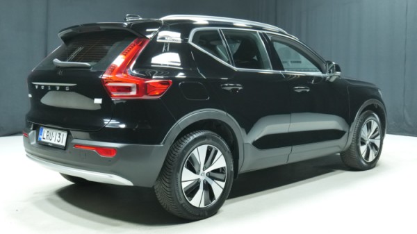 Esittelykuva Volvo XC40 kevythybridiautosta.