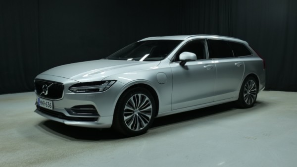 Esittelykuva Volvo V90 kevythybridiautosta.