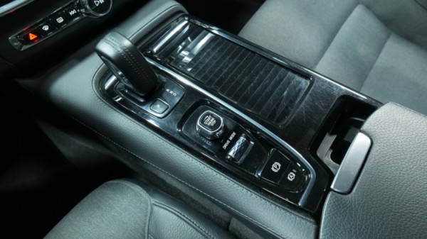 Esittelykuva Volvo V90 kevythybridiautosta.