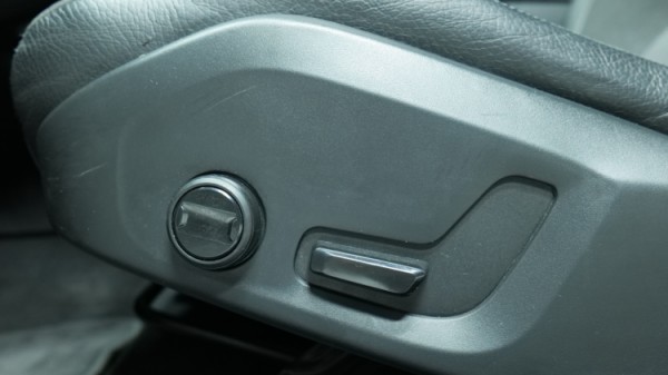 Esittelykuva Volvo V90 kevythybridiautosta.