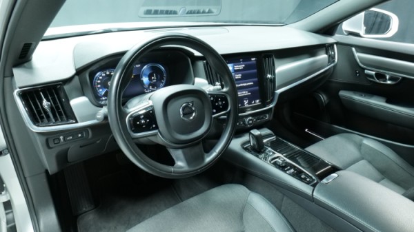 Esittelykuva Volvo V90 kevythybridiautosta.