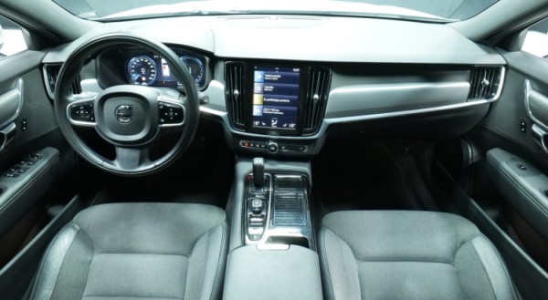 Esittelykuva Volvo V90 kevythybridiautosta.