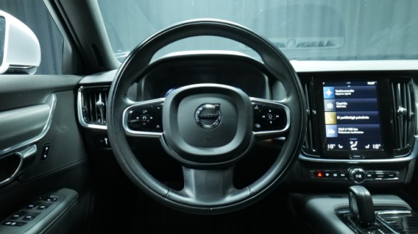 Esittelykuva Volvo V90 kevythybridiautosta.