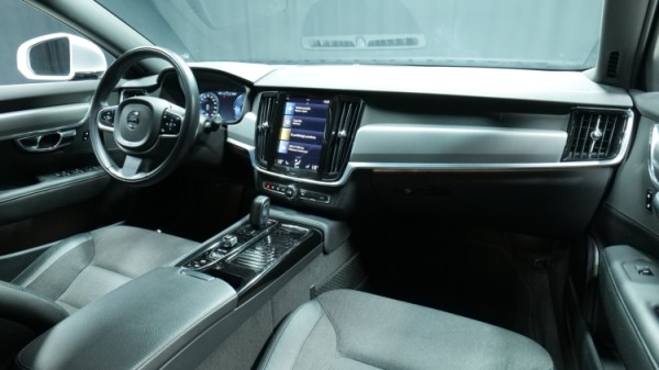 Esittelykuva Volvo V90 kevythybridiautosta.