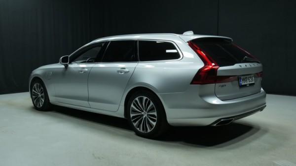 Esittelykuva Volvo V90 kevythybridiautosta.