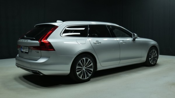 Esittelykuva Volvo V90 kevythybridiautosta.