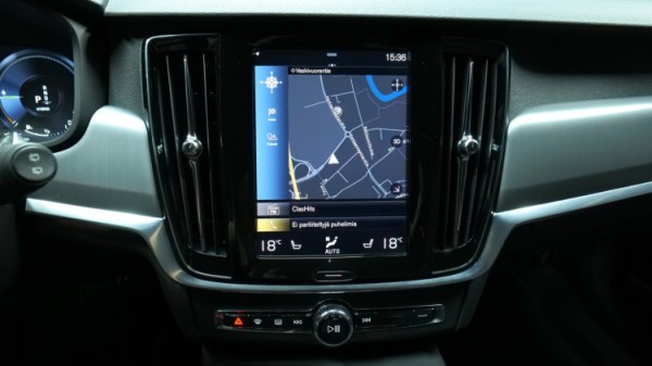 Esittelykuva Volvo V90 kevythybridiautosta.