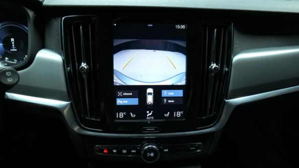 Esittelykuva Volvo V90 kevythybridiautosta.