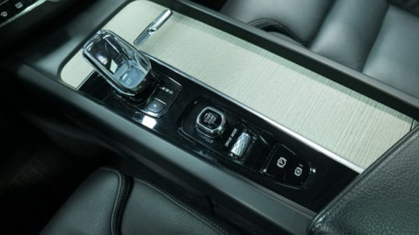 Esittelykuva Volvo XC60 kevythybridiautosta.