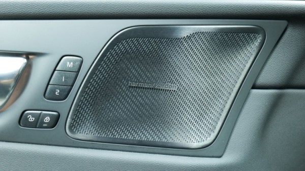 Esittelykuva Volvo XC60 kevythybridiautosta.