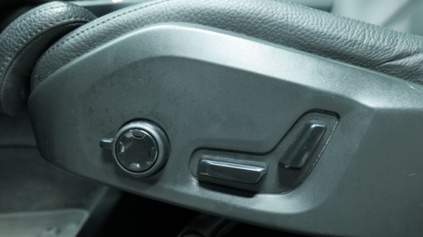 Esittelykuva Volvo XC60 kevythybridiautosta.