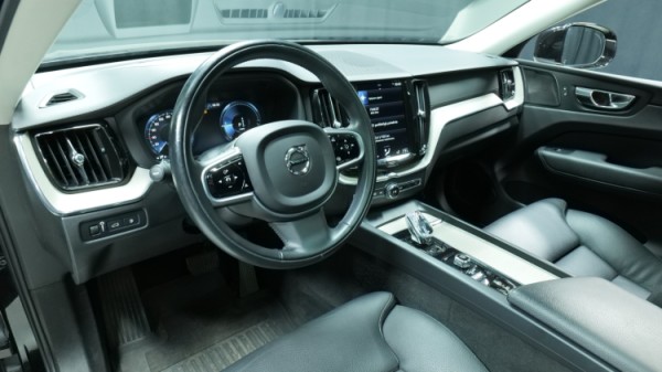 Esittelykuva Volvo XC60 kevythybridiautosta.