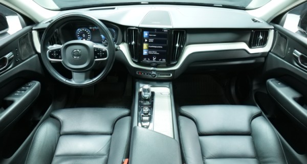 Esittelykuva Volvo XC60 kevythybridiautosta.