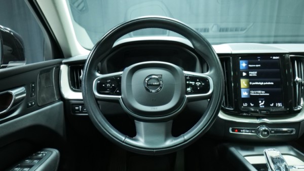 Esittelykuva Volvo XC60 kevythybridiautosta.