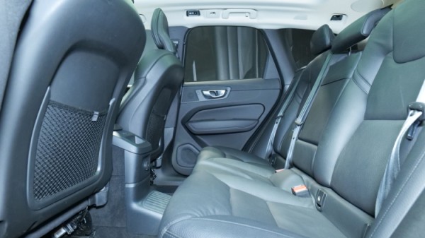 Esittelykuva Volvo XC60 kevythybridiautosta.
