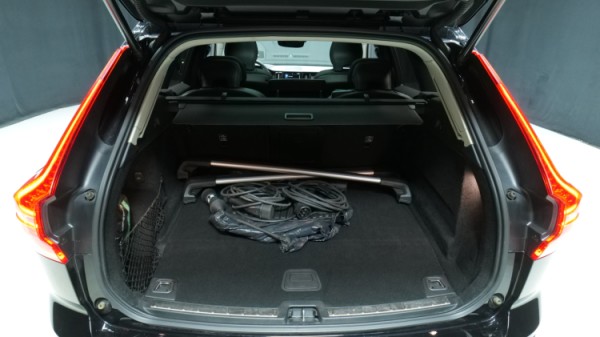 Esittelykuva Volvo XC60 kevythybridiautosta.