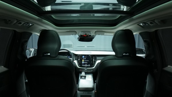 Esittelykuva Volvo XC60 kevythybridiautosta.