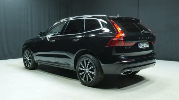 Esittelykuva Volvo XC60 kevythybridiautosta.