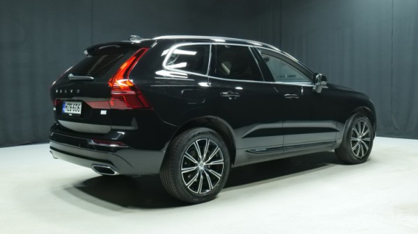 Esittelykuva Volvo XC60 kevythybridiautosta.