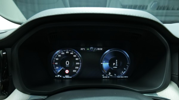 Esittelykuva Volvo XC60 kevythybridiautosta.
