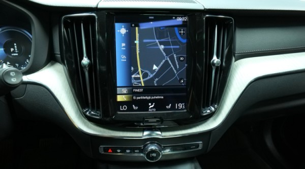 Esittelykuva Volvo XC60 kevythybridiautosta.
